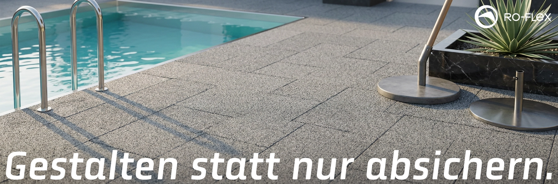 Moderner Poolbereich mit grauem Outdoor-Gummibelag, Edelstahl-Leiter und Pflanzkübel, sonnendurchflutet und stilvoll gestaltet
