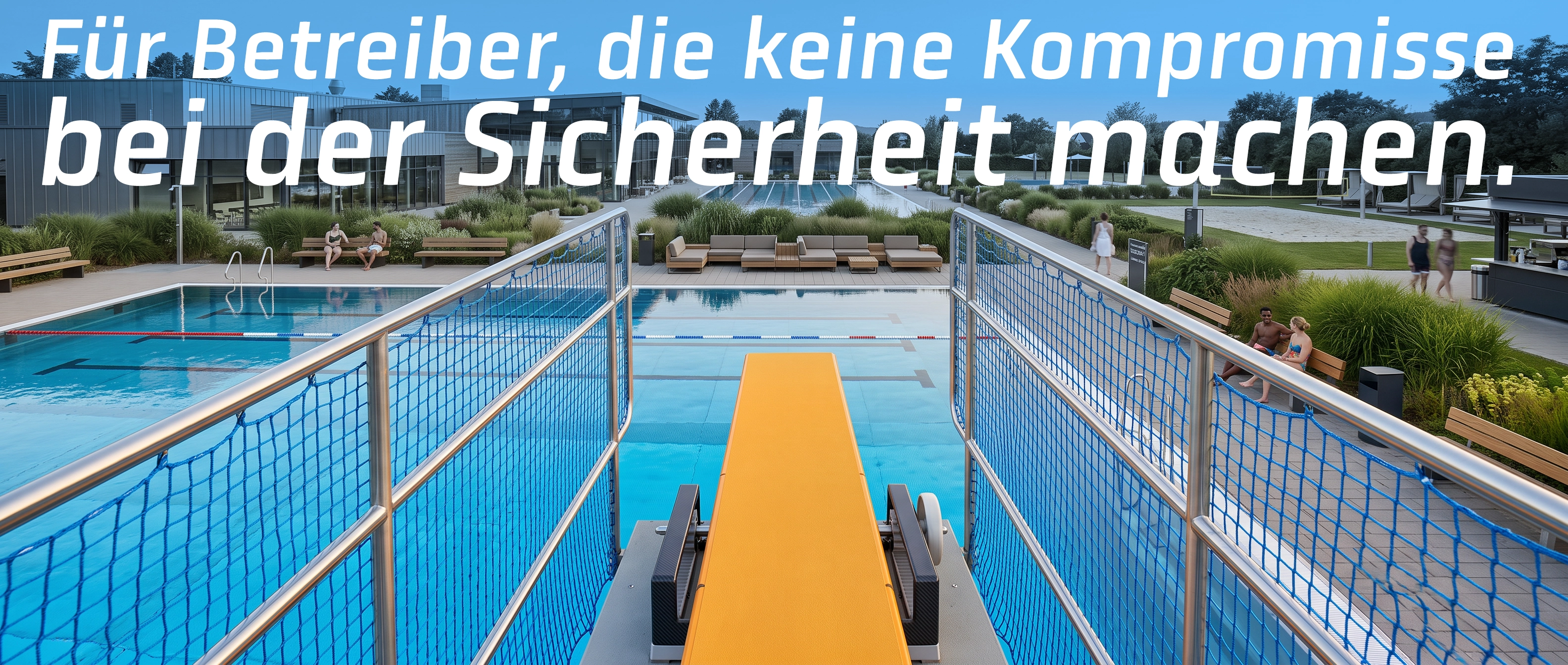 Modernes Freibad mit Blick über ein orangefarbenes Sprungbrett und blaue Sicherheitsnetze in ein großes Schwimmbecken. Im Hintergrund moderne Gebäude, Liegebereiche, Bänke und Badegäste bei sonnigem Wetter.