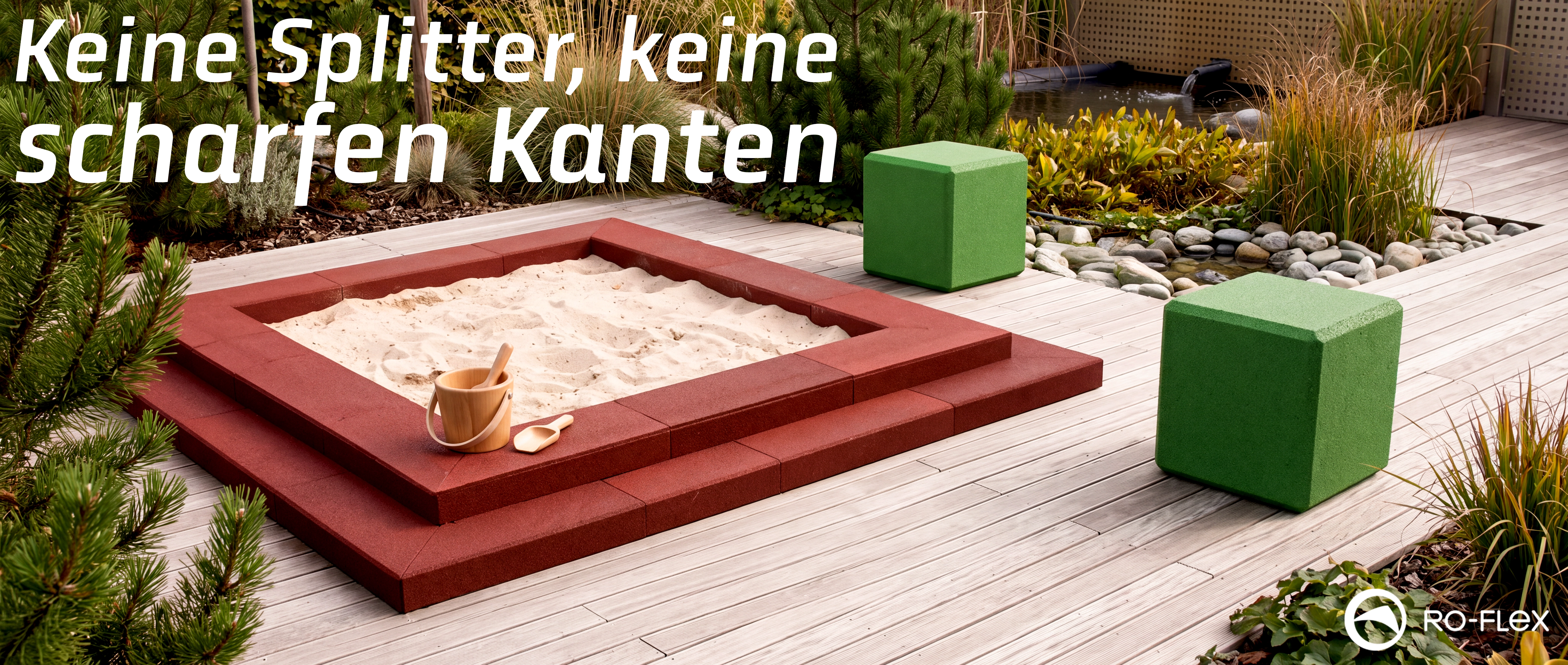 Moderner Spielplatzbereich mit rotem, abgerundetem Sandkasten auf Holzterrasse. Darin Sandspielzeug aus Holz. Daneben zwei grüne Würfel-Sitzgelegenheiten. Umgeben von Pflanzen, Bäumen und einem kleinen Wasserlauf. RO-FLEX-Logo unten rechts.