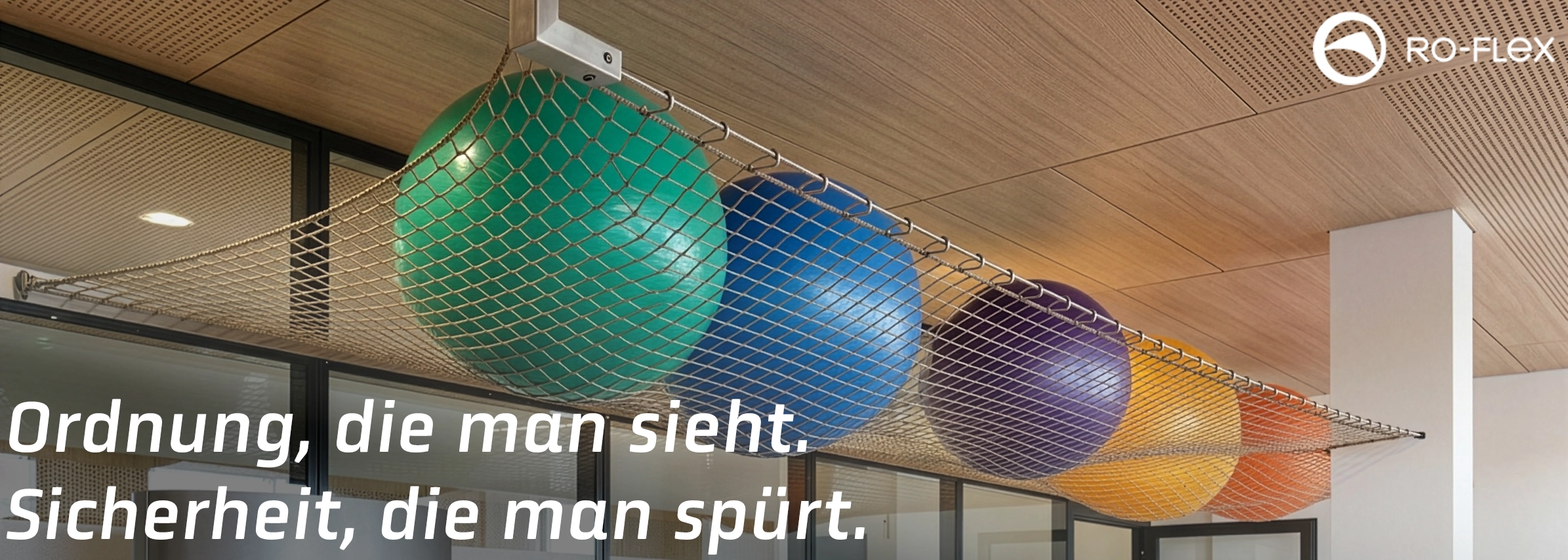 Deckennetz von RO-FLEX zur geordneten und sicheren Aufbewahrung bunter Bälle in einem modernen Innenraum.