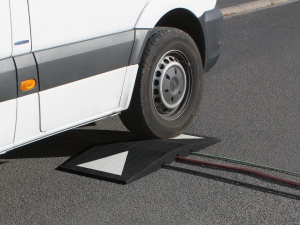 Drive-over ramp cable protector made of high-density rubber granulate black with white stripes